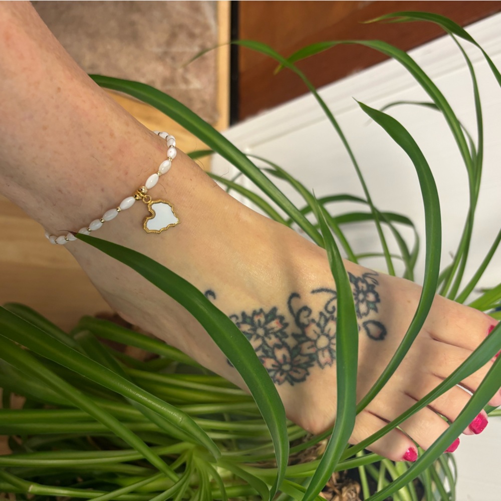 *ANKLET* Gold Mother of Pearl and White Shell Stretchy Anklet - Picture 5 of 6